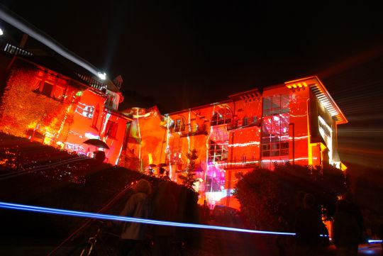 Künstlerhaus während Licht- und Klanginstallation „rotwende“ 