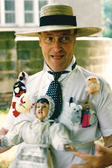 Bernd Beyer mit Puppe 