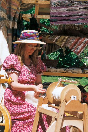 Frau am Spinnrad – Handwerk und Tradition beim Elbhangfest 